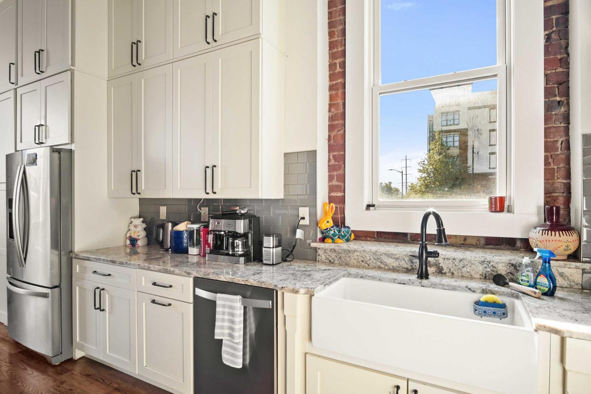 Apartment Modern Gem Near Campus And Eateries!