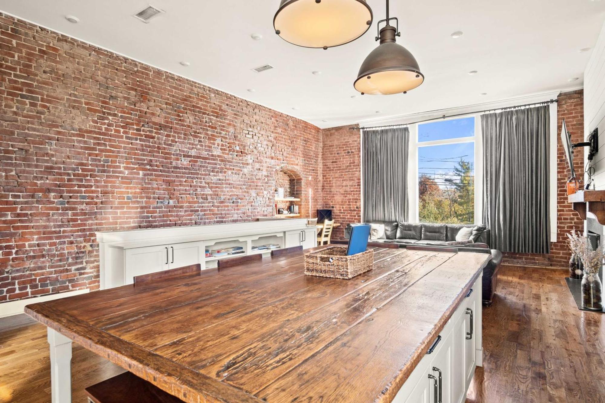 Modern Gem Near Campus And Eateries! Apartment